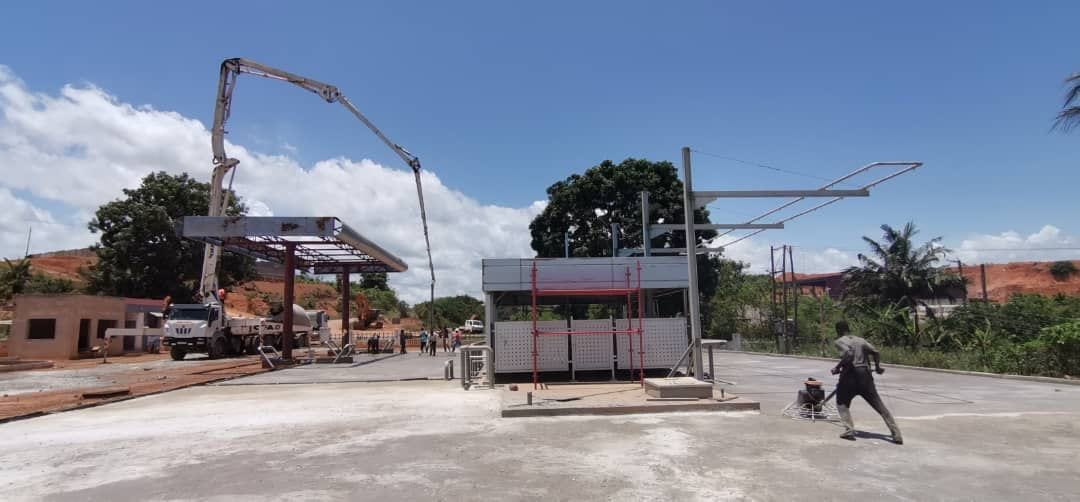 Concrete pump and canopy steel during a Flogal station build